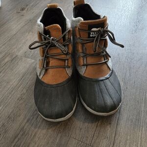 Sorel Womrns Black and Brown Snow Boots